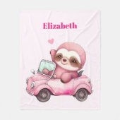 Glimlachende roze luiaard die een cabriolet rijden fleece deken (Voorkant)