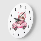 Glimlachende roze luiaard die een cabriolet rijden grote klok (Hoek)