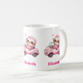 Glimlachende roze luiaard die een cabriolet rijden koffiemok (Voorkant rechts)