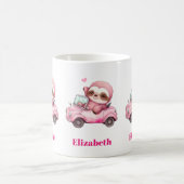 Glimlachende roze luiaard die een cabriolet rijden koffiemok (Center)