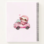 Glimlachende roze luiaard die een cabriolet rijden notitieboek (Achterkant)