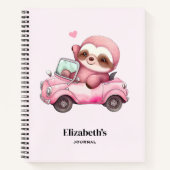Glimlachende roze luiaard die een cabriolet rijden notitieboek (Voorkant)