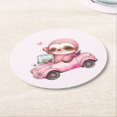 Glimlachende roze luiaard die een cabriolet rijden ronde kartonnen onderzetter (Gebogen)