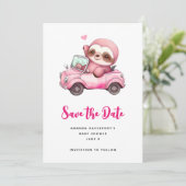 Glimlachende roze luiaard die een cabriolet rijden save the date (Staand voorkant)