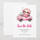 Glimlachende roze luiaard die een cabriolet rijden save the date (Voorkant / Achterkant)