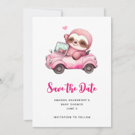 Glimlachende roze luiaard die een cabriolet rijden save the date