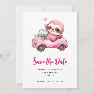 Glimlachende roze luiaard die een cabriolet rijden save the date