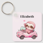 Glimlachende roze luiaard die een cabriolet rijden sleutelhanger (Voorkant)