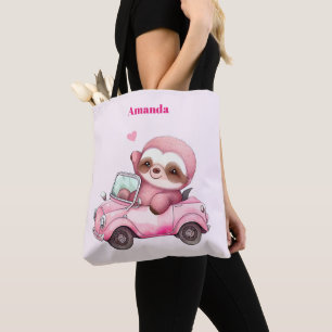 Glimlachende roze luiaard die een cabriolet rijden tote bag