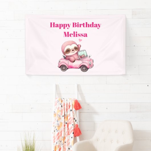 Glimlachende roze luiaard in een cabriolet Gelukki Spandoek (Insitu)