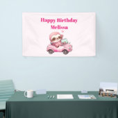 Glimlachende roze luiaard in een cabriolet Gelukki Spandoek (Beurs)