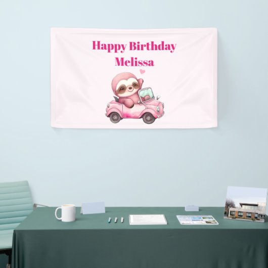 Glimlachende roze luiaard in een cabriolet Gelukki Spandoek (Beurs)