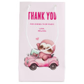 Glimlachende roze luiaard rijden een auto partij d klein cadeauzakje (Voorkant)