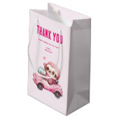 Glimlachende roze luiaard rijden een auto partij d klein cadeauzakje (Achterkant Gekanteld)