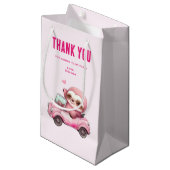 Glimlachende roze luiaard rijden een auto partij d klein cadeauzakje (Voorkant Gekanteld)