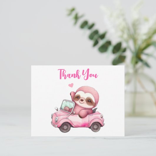 Glimlachende roze luiaard rijden een cabriolet dan briefkaart (Staand voorkant)