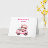 Glimlachende roze luiaard rijden een cabriolet ver kaart (Gele Bloem)