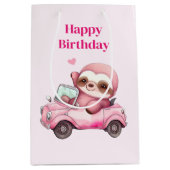 Glimlachende roze luiaard rijden een cabriolet ver medium cadeauzakje (Voorkant)