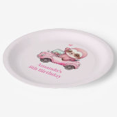 Glimlachende roze luiaard rijden een cabriolet ver papieren bordje (Gekanteld)