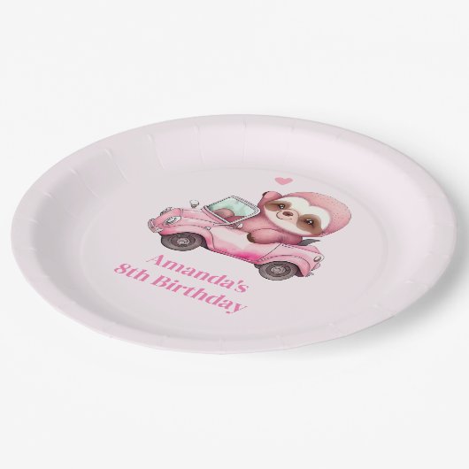 Glimlachende roze luiaard rijden een cabriolet ver papieren bordje (Gekanteld)