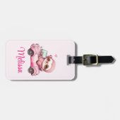 Glimlachende roze luiaard rijdt in een cabriolet bagagelabel (Voorkant horizontaal)