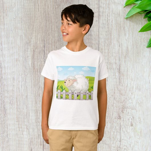 Glimlachende schapen in zonnig platteland t-shirt