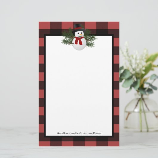 Glimlachende sneeuwman Buffalo Plaid gepersonalise Briefpapier (Staand voorkant)