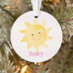 Glimlachende Sunshine Kinder Keepsake Christmas Ornament<br><div class="desc">Dit ontwerp is voorzien van een waterverf lachende zonneschijn. Klik op de knop Aanpassen voor meer flexibiliteit met het toevoegen van jouw tekst! Variaties van dit ontwerp, extra kleuren en coördinerende producten zijn verkrijgbaar in onze winkel, zazzle.com/store/doodlelulu. Neem contact met ons op als u wilt dat dit ontwerp wordt toegepast...</div>