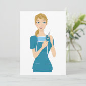 Glimlachende verpleegster met spuit kaart (Staand voorkant)