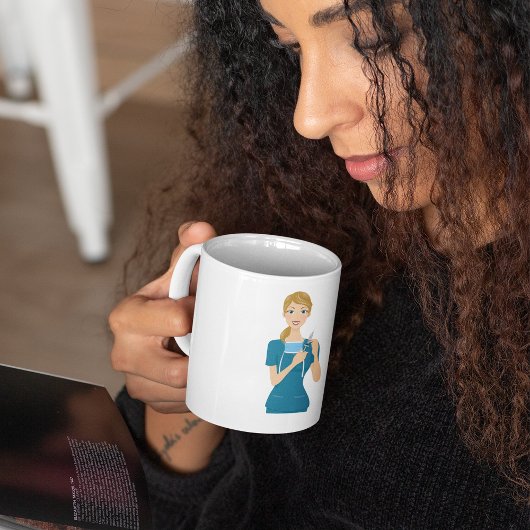 Glimlachende verpleegster met spuit koffiemok