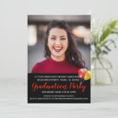 Glimlachende vrouw in het rode afstudeerfeest kaart (Staand voorkant)