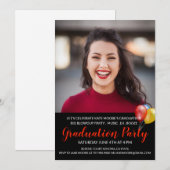 Glimlachende vrouw in het rode afstudeerfeest kaart (Voorkant / Achterkant)