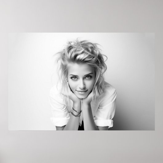 Glimlachende vrouw met haar hoofd in haar handen B Poster (Voorkant)