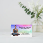 Glimlachende Vrouw Zittend Met Yoga Mat Visitekaartje (Staand voorkant)