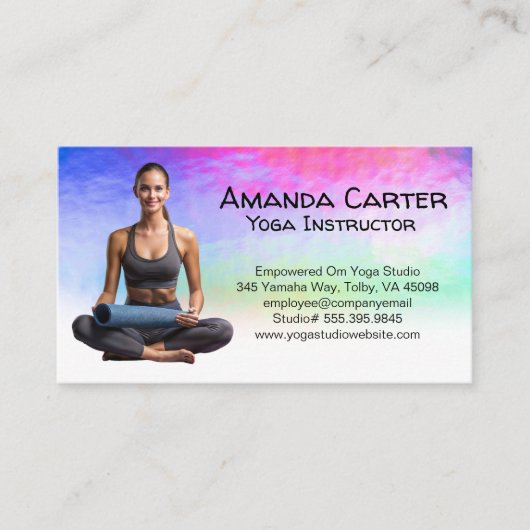 Glimlachende Vrouw Zittend Met Yoga Mat Visitekaartje (Voorkant)