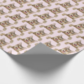 glimlachte kat op roze cadeaupapier (Hoek)