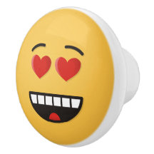 Glimlend gezicht met hartvormige ogen