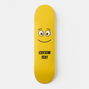 Glimlend gezicht met open ogen persoonlijk skateboard