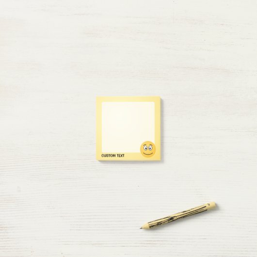 Glimlend gezicht met open ogen post-it® notes (Op bureau)