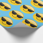 Glimlend gezicht met zonnebrillen Cool Emoji Cadeaupapier (Hoek)