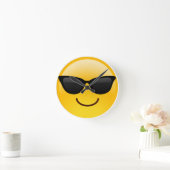 Glimlend gezicht met zonnebrillen Cool Emoji Ronde Klok (Huis)