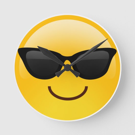 Glimlend gezicht met zonnebrillen Cool Emoji Ronde Klok (Voorkant)