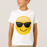 Glimlend gezicht met zonnebrillen Cool Emoji T-shirt<br><div class="desc">Een gezicht glimlacht en draagt een donkere zonnebril. Wordt gebruikt om een gevoel van koel aan te duiden. Emoji leuk voor iedereen.</div>