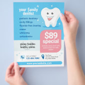 Glimlende tand-tand-flyer flyer (Hand)