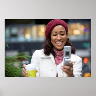 Glimlende zakenvrouw met mobiele telefoon poster