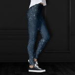 Glimmery Navy Grunge | Donker saffierblauw damast Leggings<br><div class="desc">90s Grunge, helemaal volwassen! Rijke en verfijnde damast met een intense barokke glinstering in een diepe hued juweel toon voor een luxe, dramatisch of edgy palet. Deze jaren negentig geïnspireerde grunge textuur heeft een prachtige unisex (maar toch vrouwelijke) abstracte gradiënt die een perfecte pop van kleur toevoegt. Ga voor het...</div>