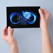 Glinsterende oneindigheid met blauwe roos flyer (Hand)