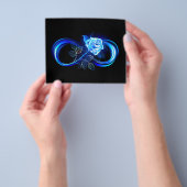 Glinsterende oneindigheid met blauwe roos flyer (Hand)