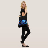 Glinsterende oneindigheid met blauwe roos tote bag (Op model)