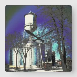 glinsterende watertoren vierkante klok